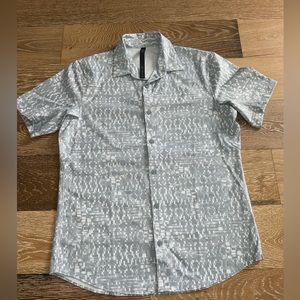 Lululemon Airing Easy Short Sleeve Button Up Shirt Men's L Gray White Geo Print